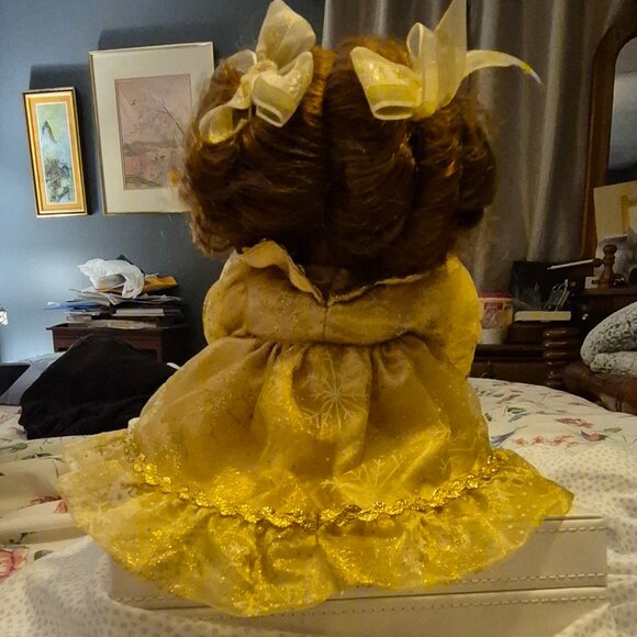 Seated Musical Doll. Her head moves while music plays. - Picture 6 of 8